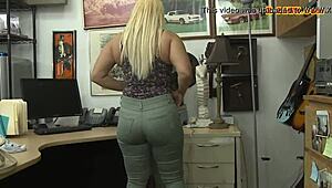 Hé, wil je deze dikke kont blondine met grote tieten hard gepakt zien in POV amateur actie?