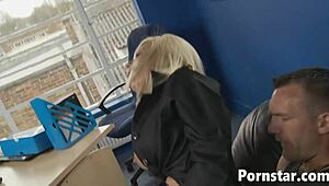 Důstojnice Michelle Thorne dostane tvrdé prstění v uniformě