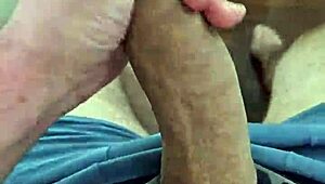 Szeretem mutogatni nagy faszomat fiatal 18+ brazil twinkként a szomszédoknak.