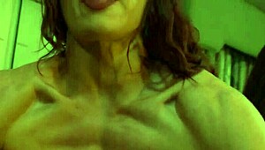 肌肉中士Kylee Nash完全支配这个弱鸡士兵