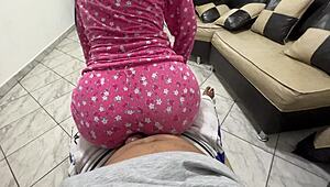 Je mate en douce pendant que ma belle-fille danse sur mes genoux ! 😳