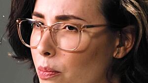 Közeli nézet Casey Calvert szenvedélyes szóló játékáról, teljes női orgazmus jelenet