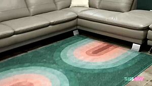 Ne povprečna mačeha Ellie Tay vzame velik kurac na kavču v POV!