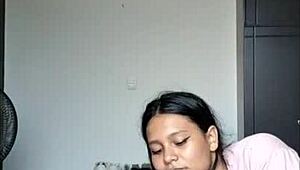 أخ زوجي ينام، أتسلل لأركب زبه الكبير