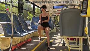 你能相信我这大胆短透明裙在公共场合看起来多性感吗？