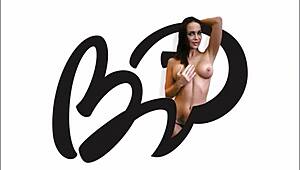 वाह, कैम मॉडल टॉयज के साथ पसी और एनल को लाइव में मारती है