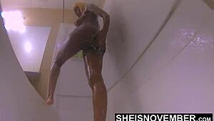 Ebony con pezones gigantes tetas naturales caídas lavadas en ducha con coño depilado y culo jugoso