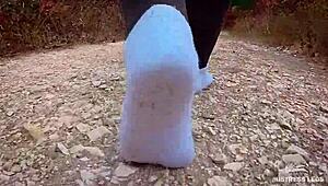 मेरे पैरों के निशान फॉलो करो, शाम के जंगल में सॉक्स में