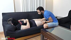 Srácot masszíroznak és szopják, összetévesztve a barátnőjével