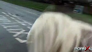 Pornxn presenta una bionda matura che mostra e piscia per le strade pubbliche