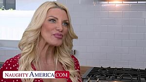 Brittany Andrews收到粗大鸡巴快递，舔舐她泡泡屁股里的每一寸