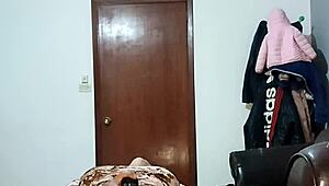 Ragazza colombiana mostra il culo e si masturba forte dopo una festa selvaggia