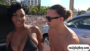 Yo, cewek seksi pamer tetek bagus demi duit di tempat umum