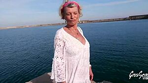 Hei, Eva på 70 tøyer to ville stallkar i en het mmf-trekant.