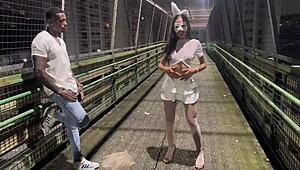 Coelhinha naik keras di catwalk jalanan dan di mobil hujan, hampir ketahuan