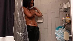 herregud, tok indiske pikeførste naken i dusjen!