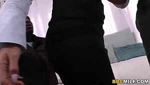 Katso rintava MILF Aubrey Black suihkuttaa kovasti isolla mustalla kullilla!