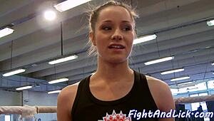 Koca Götlü Lezbiyen Bebek, Rakibiyle Sert Güreşten Sonra Derin Parmaklanıyor