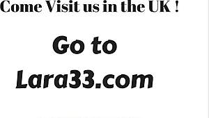 へい、これらのイギリススラットがワイルドな3Pでザーメン交換