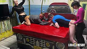 Lou Nesbit и Lia Louise устроили дикий бисексуальный фемдом-четвертак прошлой ночью