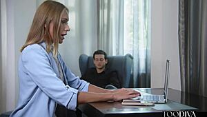 Horúca blondína učiteľka Angelkia Grays šuká študenta