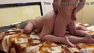 Széles csípőjű mostohaanya engedi, hogy mélyen felfedezd a testét. Dugj be bármit, ahová csak akarod!