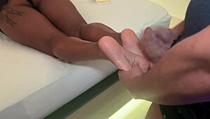 T'as déjà vu cent éjaculations ? Regarde la participante 2 en lingerie !