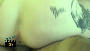 Blond tonåring 18+ amatörr går interracial i vild Valentins-cuckold-klipp, suger och rimmar för hård ansiktskräm! 😘