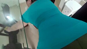 Sergici üvey kız kardeşim büyük deve hörgücü ile ev işlerine katılmamı yalvarıyor, sonunda sertçe siktim!