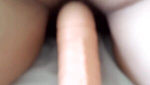 Katso latinalaista vaimoani lepäämässä rannalla kun nautin hänen isolla perseestään ja siitä valtavasta dildosta hänen pillussaan