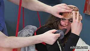 פוקסי נימפו נגררת לבית משוגעים אנלי לטיפול אנלי ברוטלי