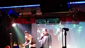 你在公共场合炫耀那个母乳？