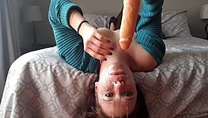 Jag älskar att kvävas på en dildo upp och ner för deepthroat-kickar