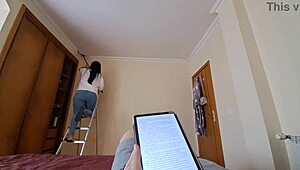 Latina städerska i jeans och tofflor förförd med creampie fitmassage