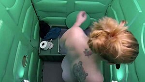 Тази руса обожава да гълта сперма на публична слава дупка