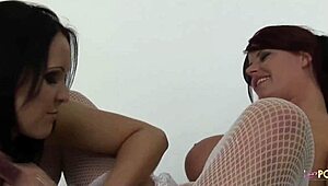 lesbijke srkajo dvojni dildo na vročem fotošutu