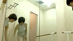 Скрытая камера ловит японские сиськи в трико в раздевалке!