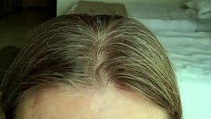 Milf peituda MariaOld faz boquete e strip de meias pretas, saltos altos apimentam