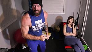 רוצה שרירים? השפרצה במכנסי יוגה במהלך סשן ביתי חזק