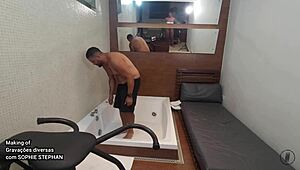 Waouh, mate le cul sexy de Sophie Stephan en lingerie backstage