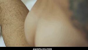 Ehi, vuoi vedere una scena di sesso gay taboo bollente?