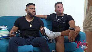 oye, ¿quieres ver a dos tíos colgados dominando a una pelirroja venezolana 18+ petite en su sala?