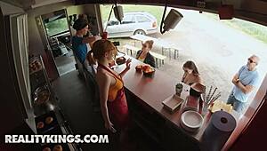 Yo Scarlett Jones mutatta a cicijét az ügyfeleknek... vad első alkalom az ételes kocsiban! 😜