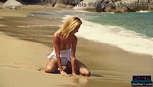 Прелепа МИЛФ Кара Мел из Украјине се свлачи гола на плажи негде!