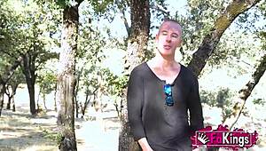 見てよ、ララ・クルーズとホットな野外ヌードデート！