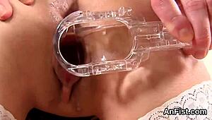 Почему горячие лесби-модели фистят и растягивают тугие попки?