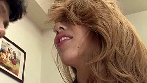 미친 일본 나비 보지가 무수정 도기 스타일로 세게 박힘