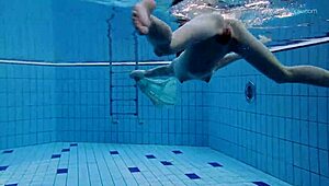 Anna Netrebko Remaja Kecil 18+ Berenang Nakal di Bawah Air Kolam