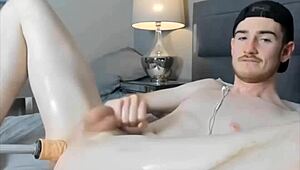 Hé, nézd ezt a sápadt meleg twinkot, aki kitöltögeti a szűk seggét webkamerán ondóért