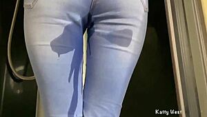 Мочусь в джинсы и принимаю золотой душ на лицо и рот